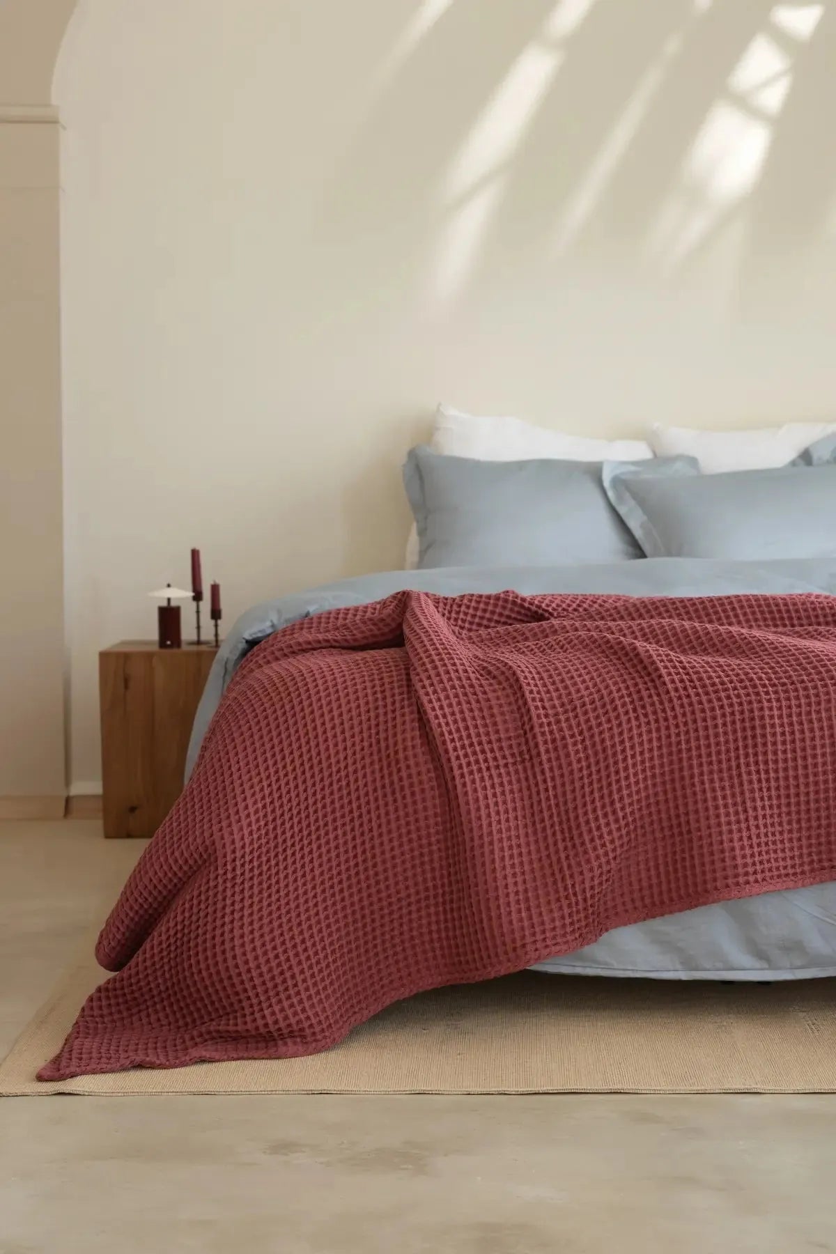 Bordo waffle pike yatak örtüsü, yatak odasında serili genel görünüm – çift kişilik pike, %100 pamuk, VivaMaison