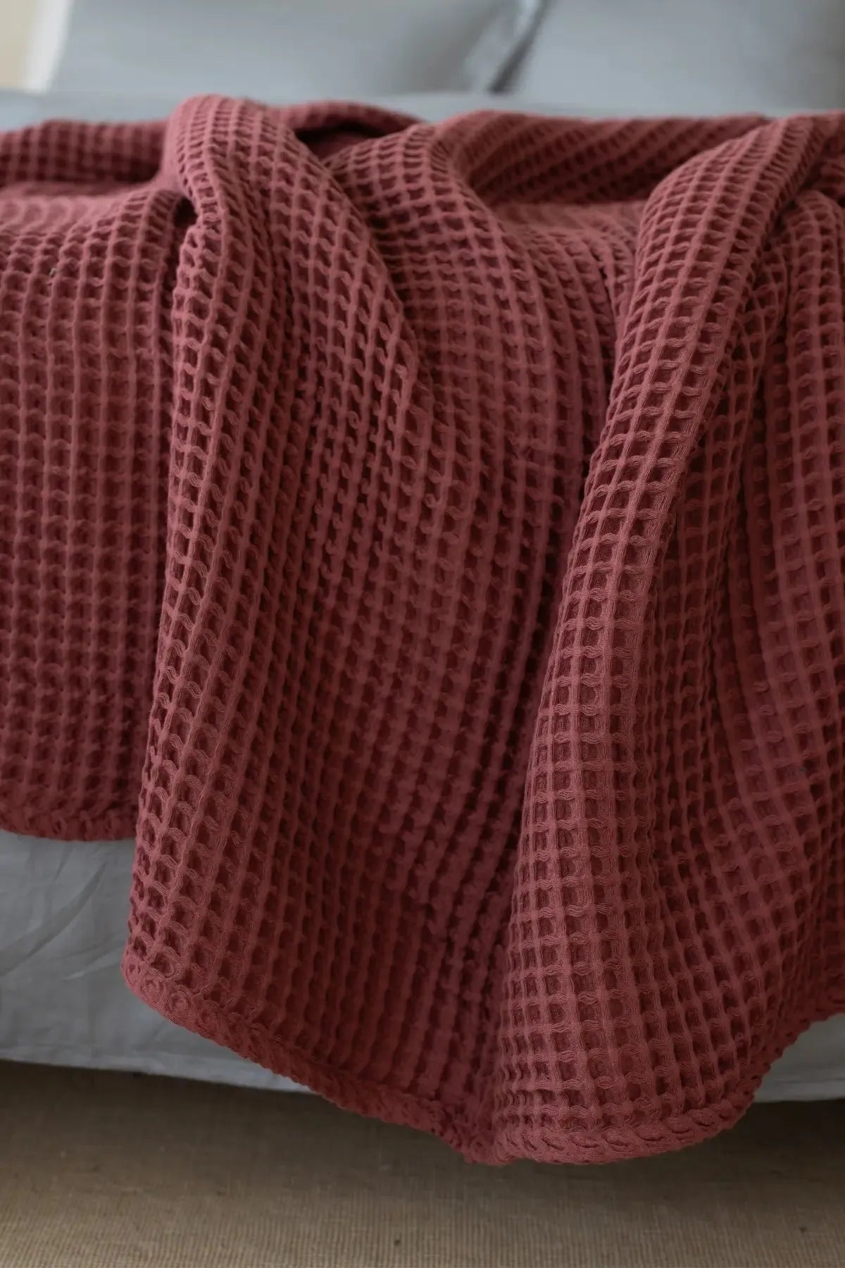 Bordo waffle pike yatak örtüsü, yatak üstünde serili yakın çekim – %100 pamuk petek dokuma pike, VivaMaison
