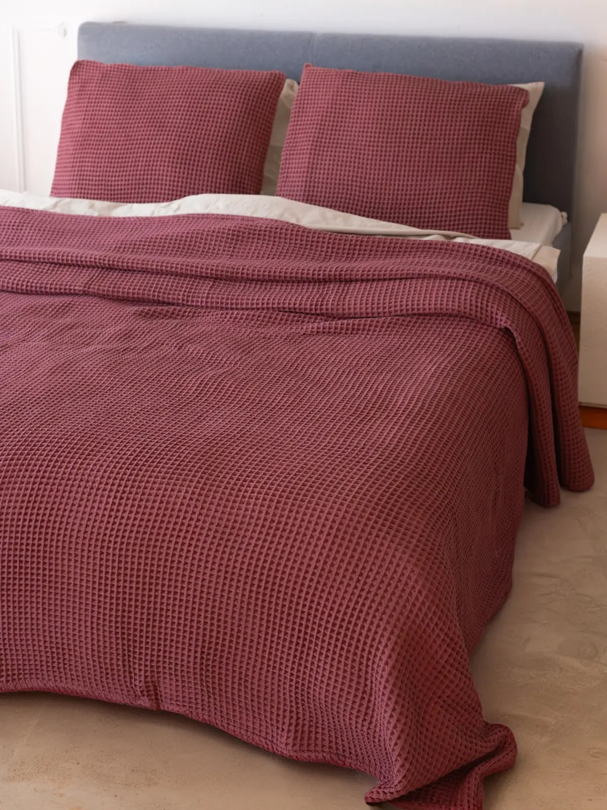 Bordo waffle pike yatak örtüsü çift kişilik yatak üstü görünüm