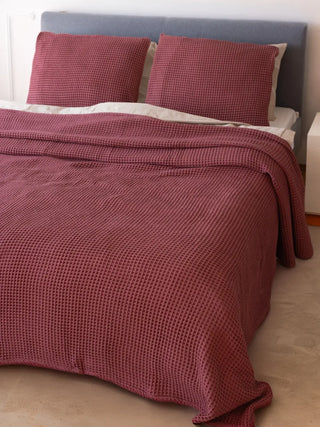 Bordo waffle pike yatak örtüsü çift kişilik yatak üstü görünüm