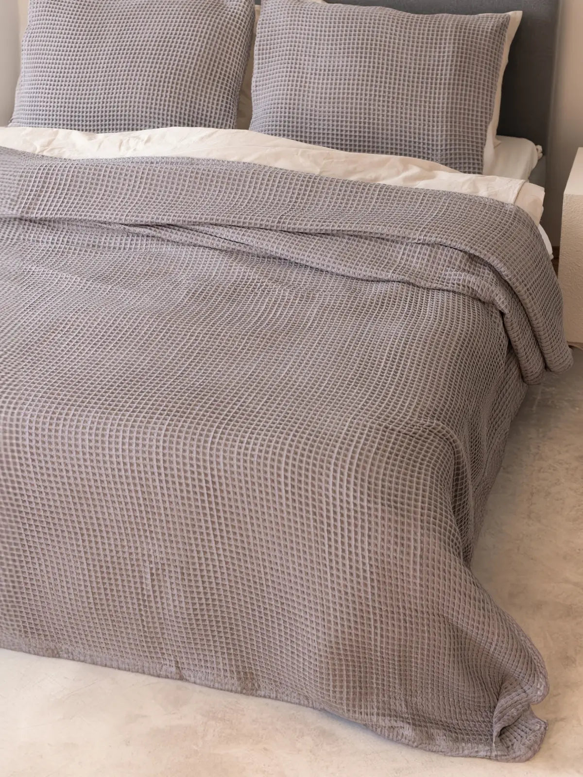 Gri waffle pike yatak örtüsü yatak odası minimalist dekorasyon görünümü