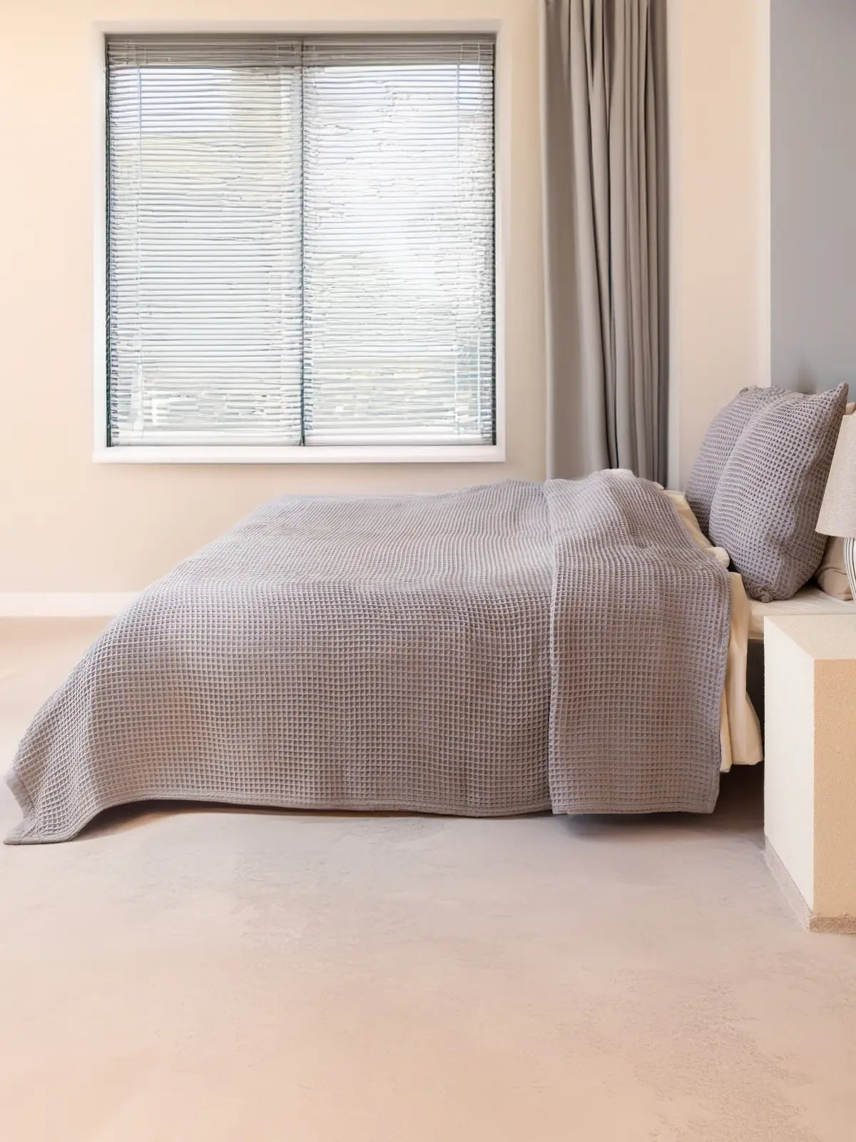 Gri waffle pike yatak örtüsü kenar dikişi işçilik detayı