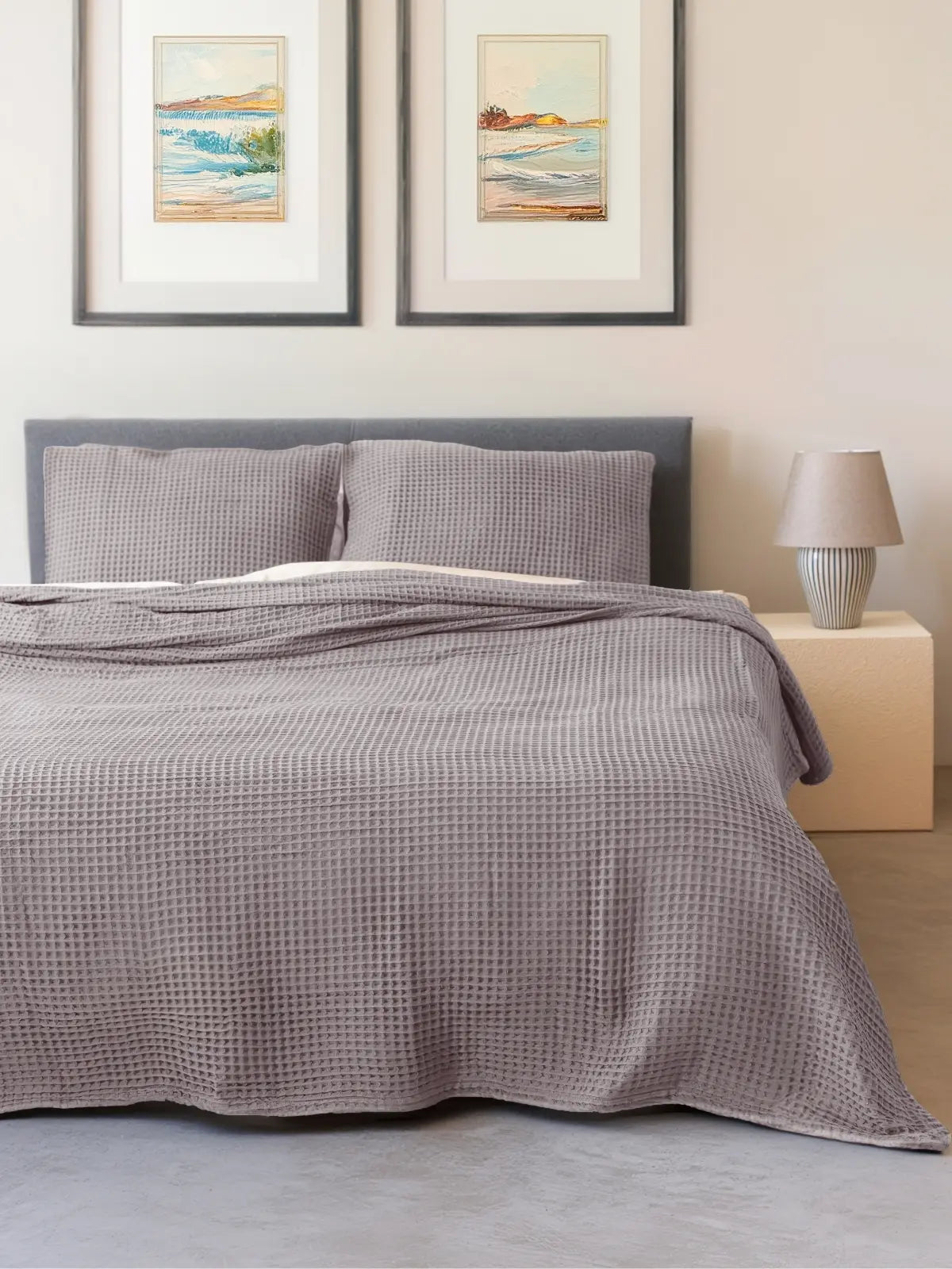 Gri ağır gramajlı waffle pike yatak örtüsü çift kişilik yatak üstü görünüm