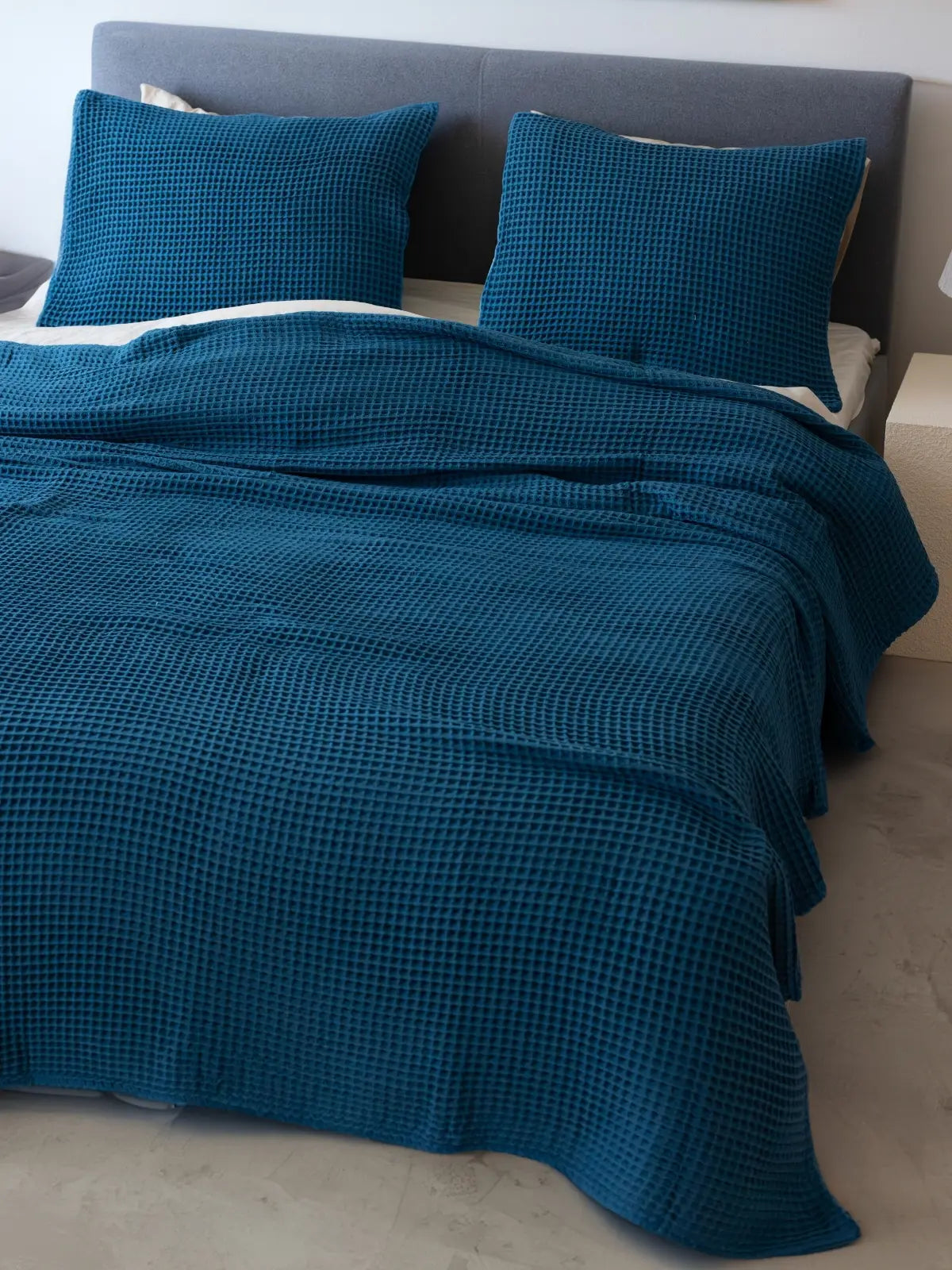 İndigo waffle pike yatak örtüsü katlanmış halde petek doku görünümü