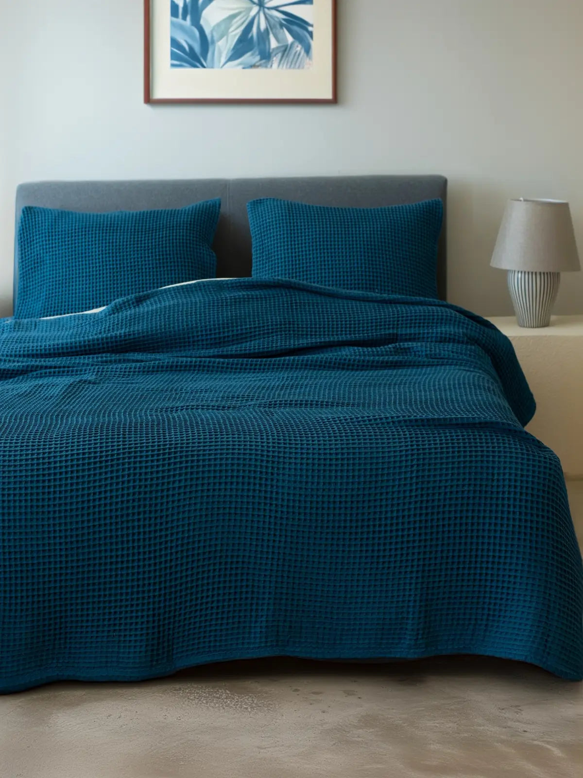 İndigo mavi waffle pike yatak örtüsü çift kişilik yatak üstü görünüm