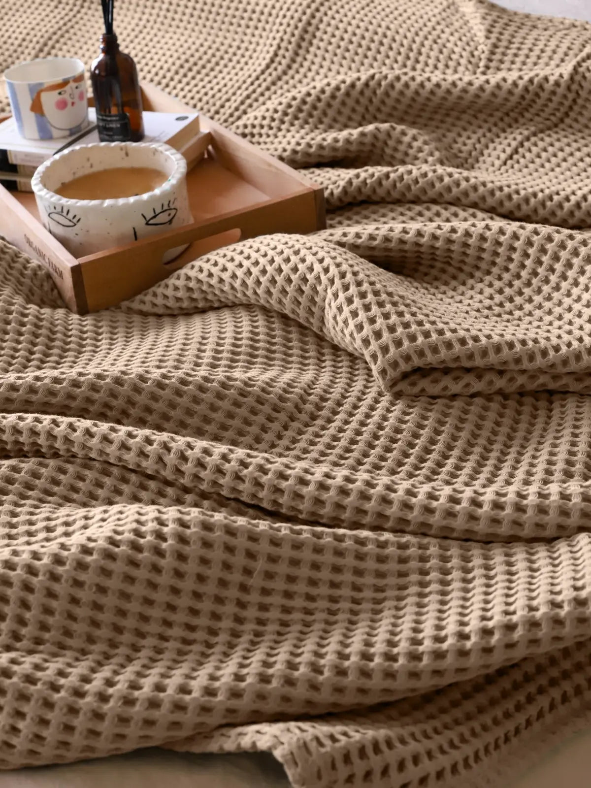 Kahverengi waffle pike yatak örtüsü dalgalı döküm görünümü