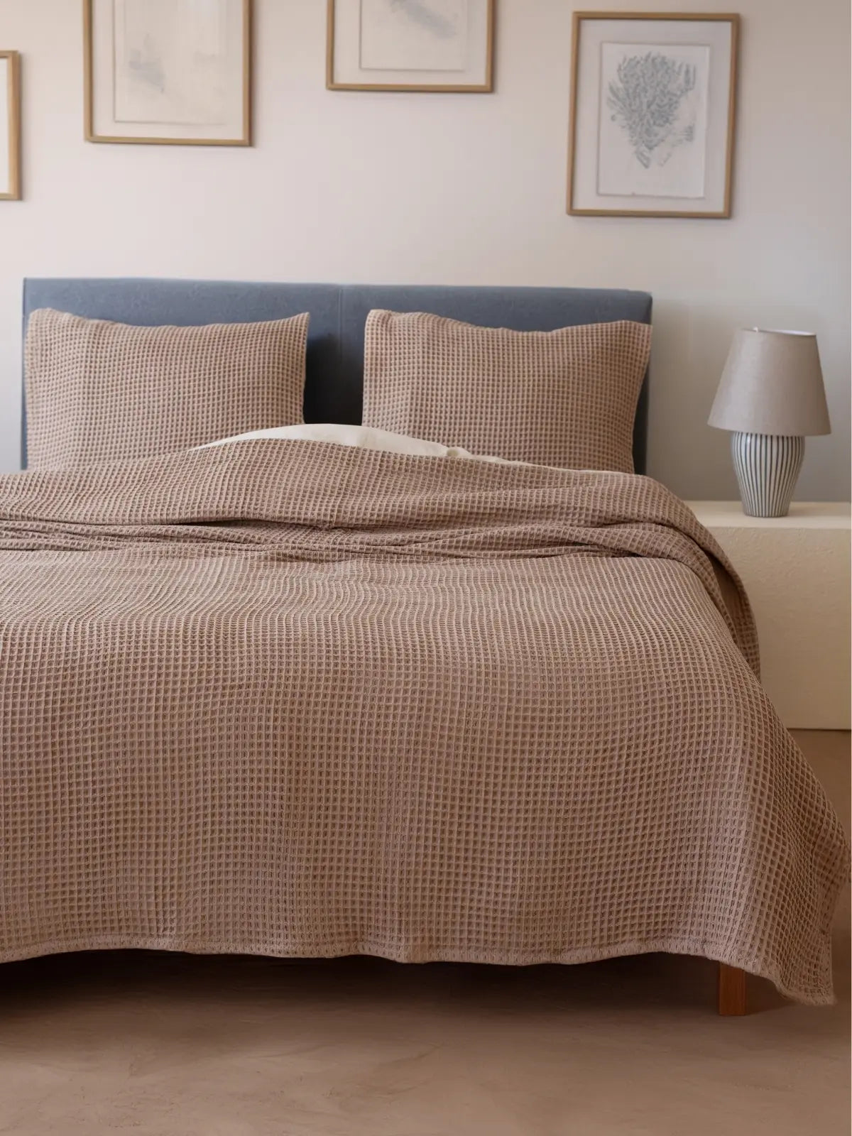 Kahverengi waffle pike yatak örtüsü yatak odası rustik dekorasyon görünümü