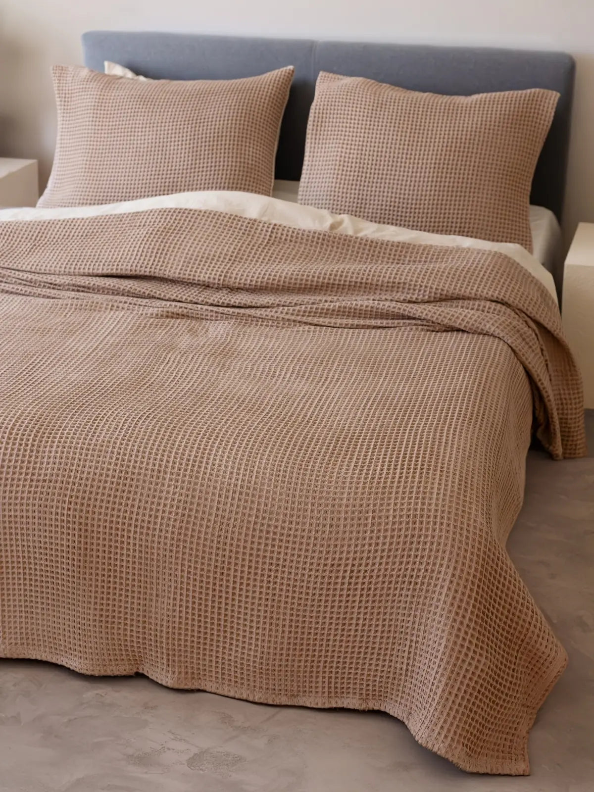 Kahverengi waffle pike yatak örtüsü katlanmış halde petek doku görünümü