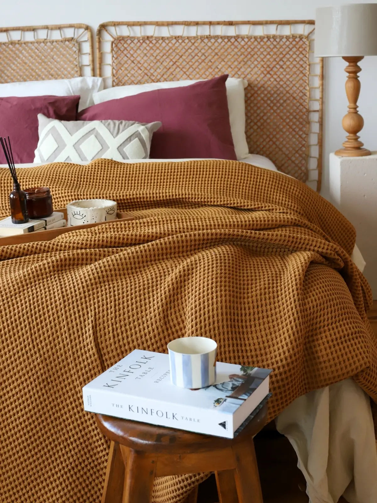 Karamel waffle pike yatak örtüsü yastık ile uyumlu kombinasyon