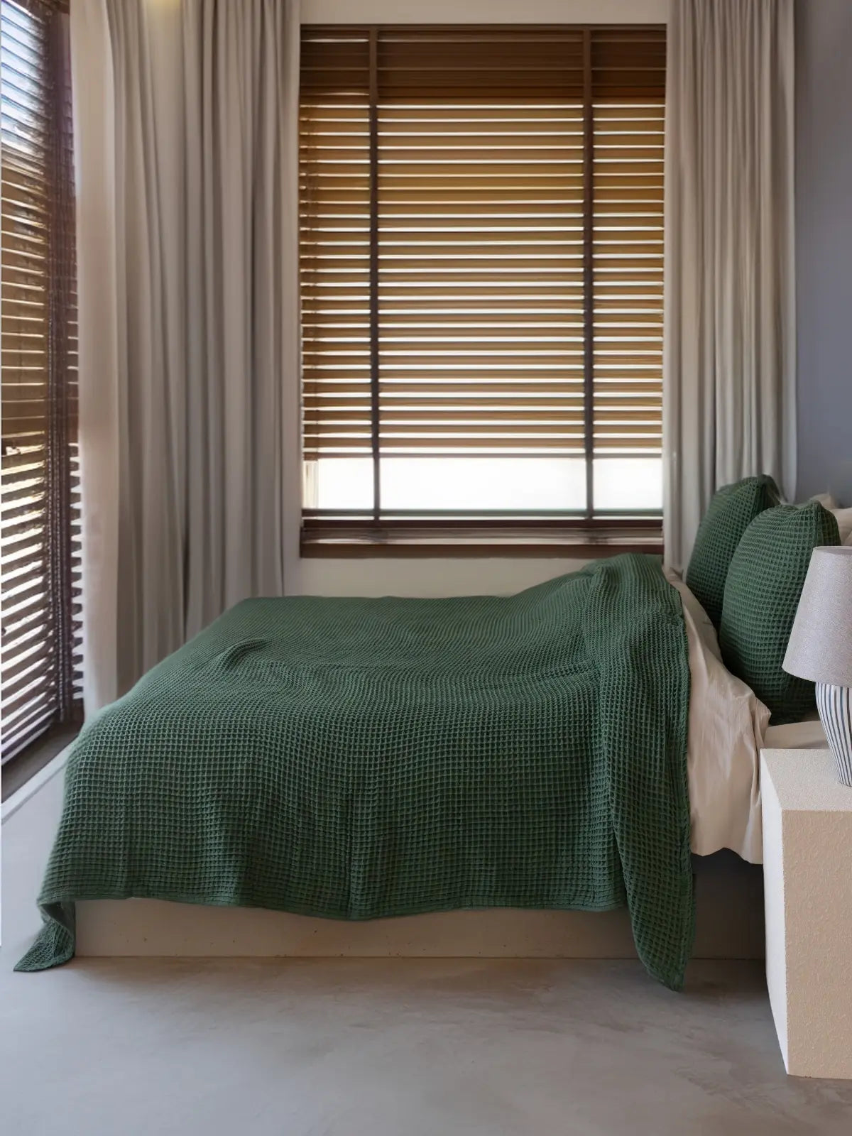 Koyu yeşil waffle pike yatak örtüsü kenar dikişi işçilik detayı