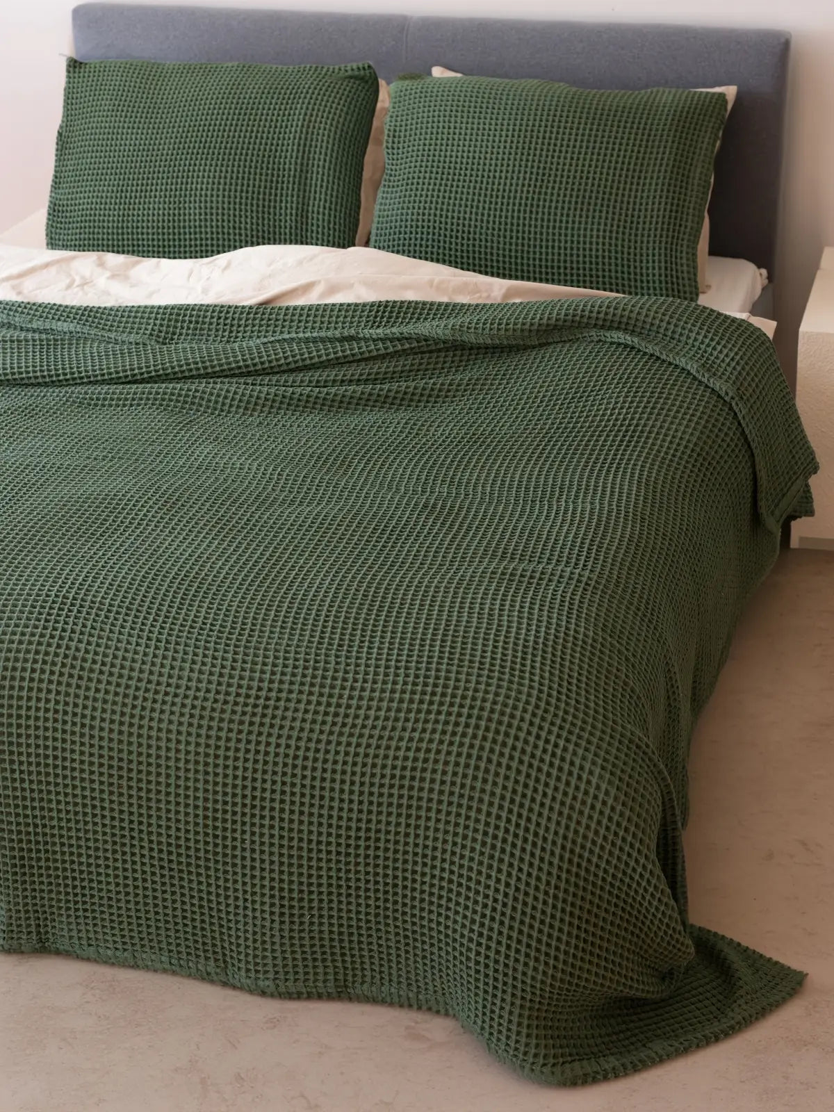 Koyu yeşil waffle pike yatak örtüsü petek dokuma kumaş yakın çekim