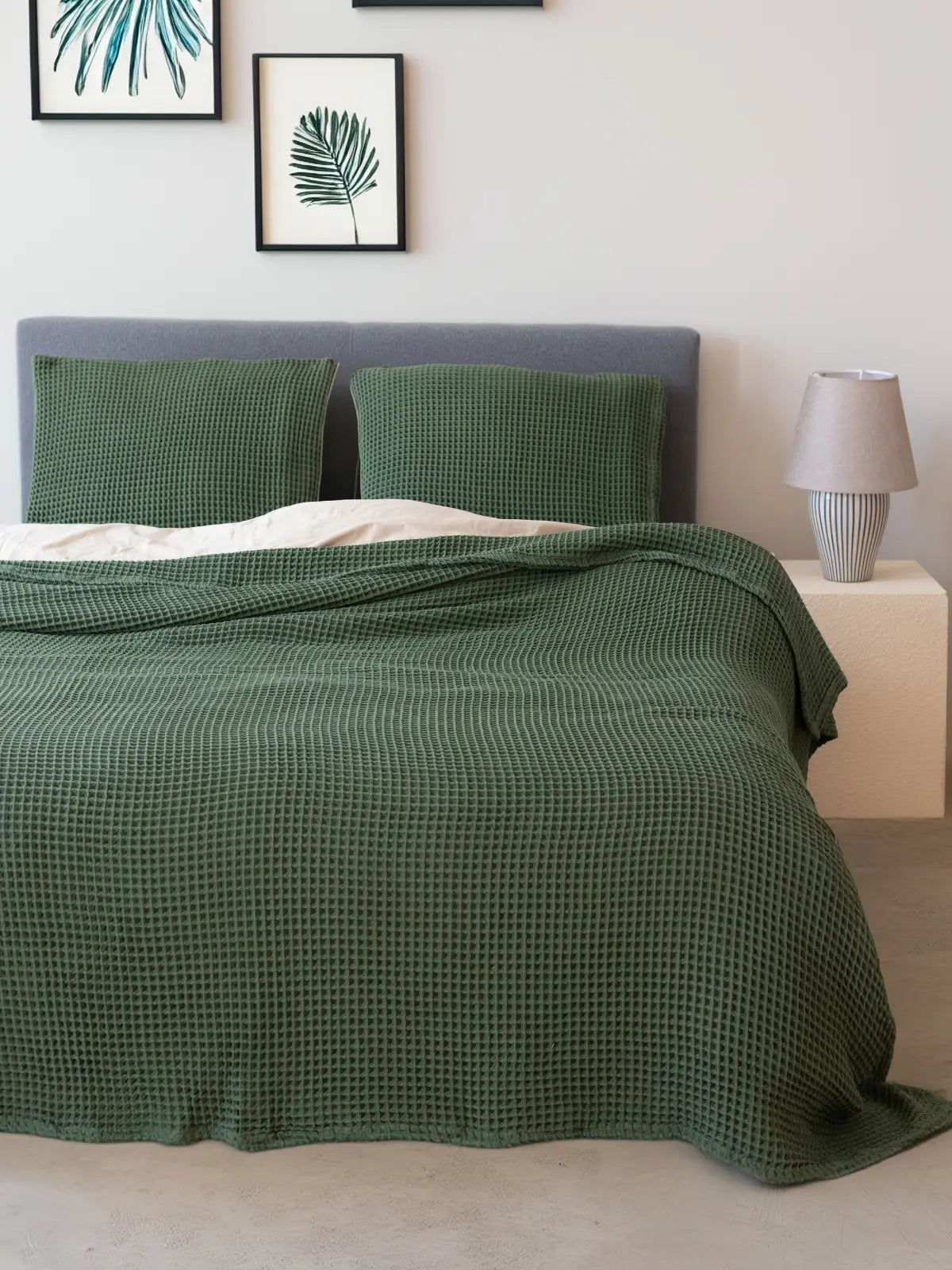 Koyu yeşil waffle pike yatak örtüsü çift kişilik yatak üstü görünüm