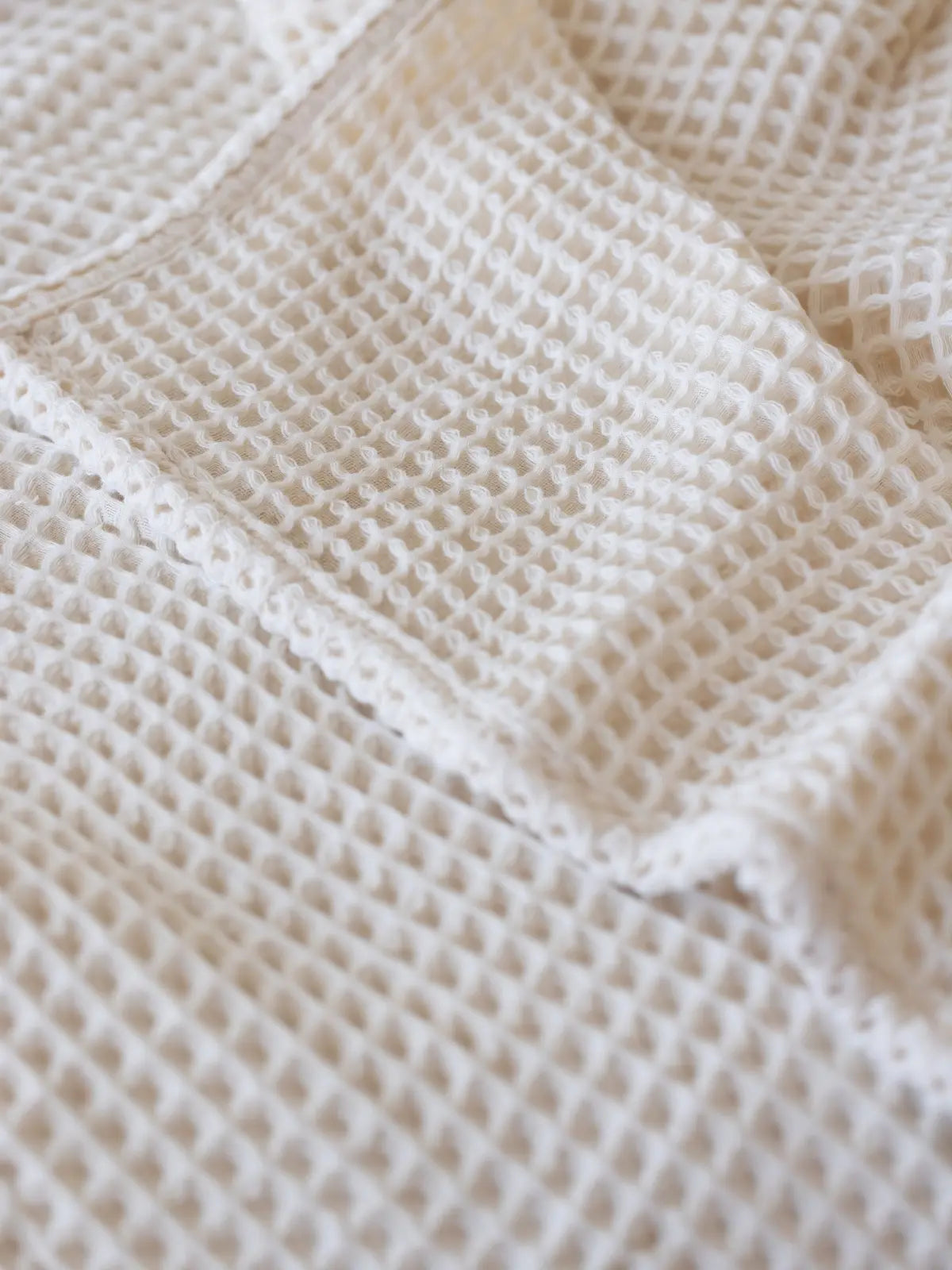 Natural ağır gramajlı waffle pike yatak örtüsü çift kişilik yatak üstü görünüm