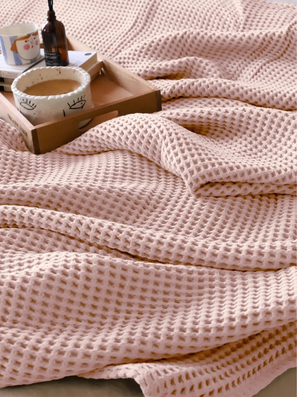 Pembe waffle pike yatak örtüsü dalgalı döküm görünümü