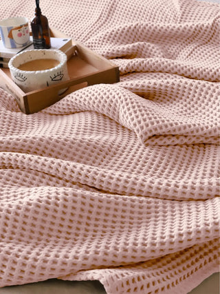 Pembe waffle pike yatak örtüsü dalgalı döküm görünümü