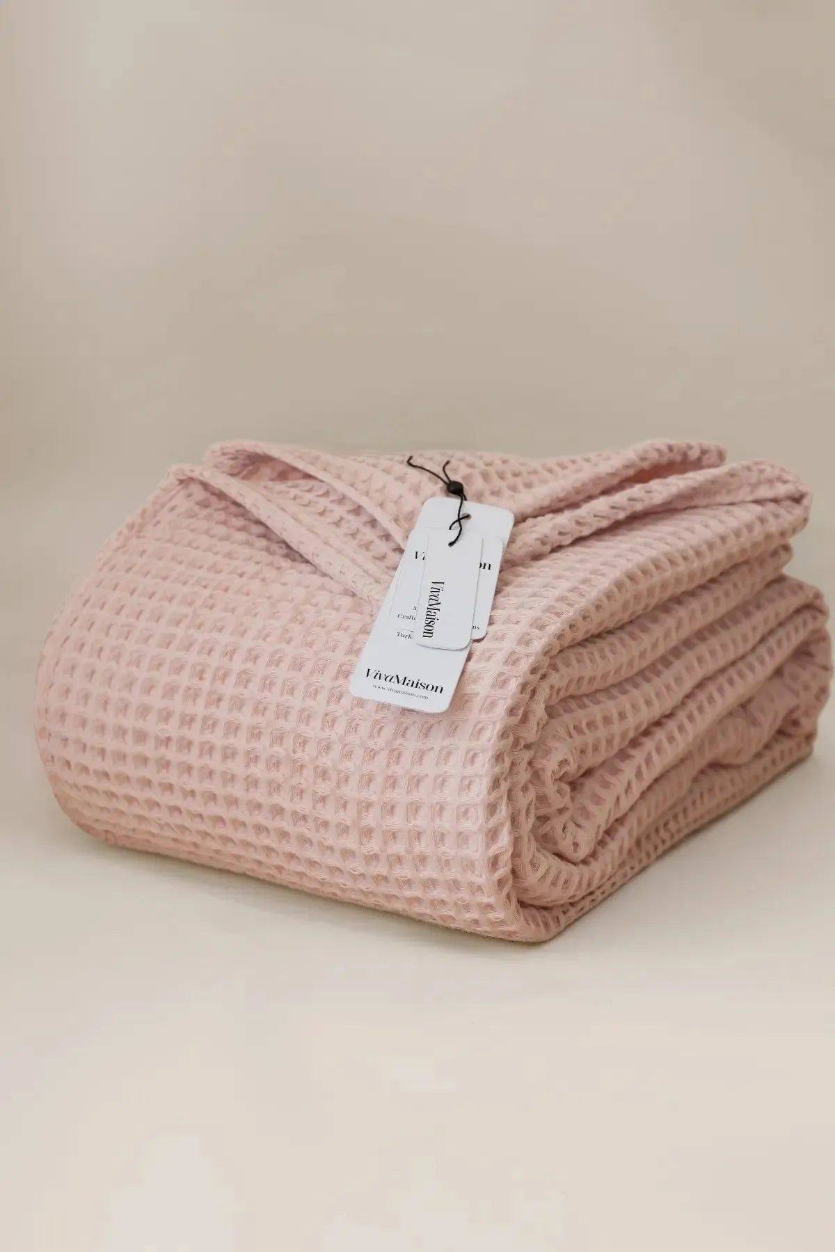 Pembe waffle pike yatak örtüsü, katlanmış ürün görünümü – %100 pamuk, 350 g/m², OEKO-TEX, VivaMaison