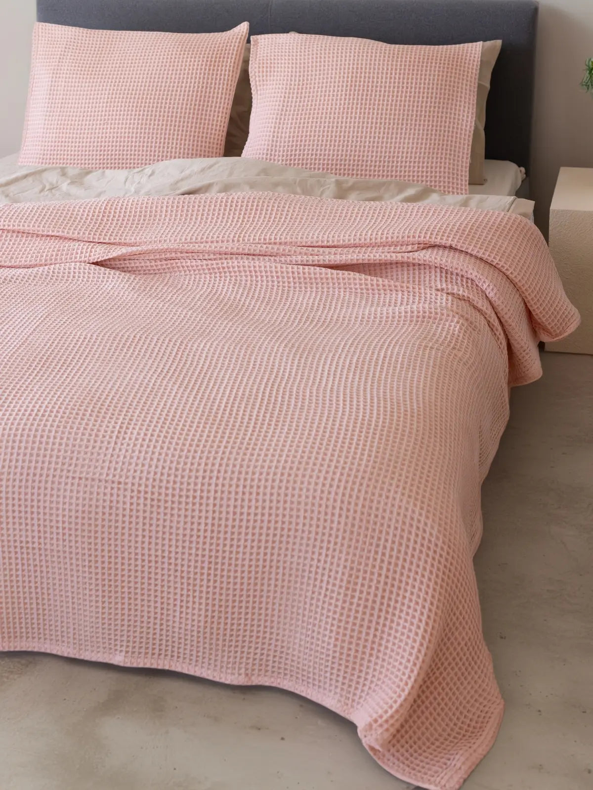 Pembe waffle pike yatak örtüsü katlanmış halde petek doku görünümü