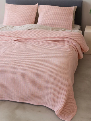 Pembe waffle pike yatak örtüsü katlanmış halde petek doku görünümü