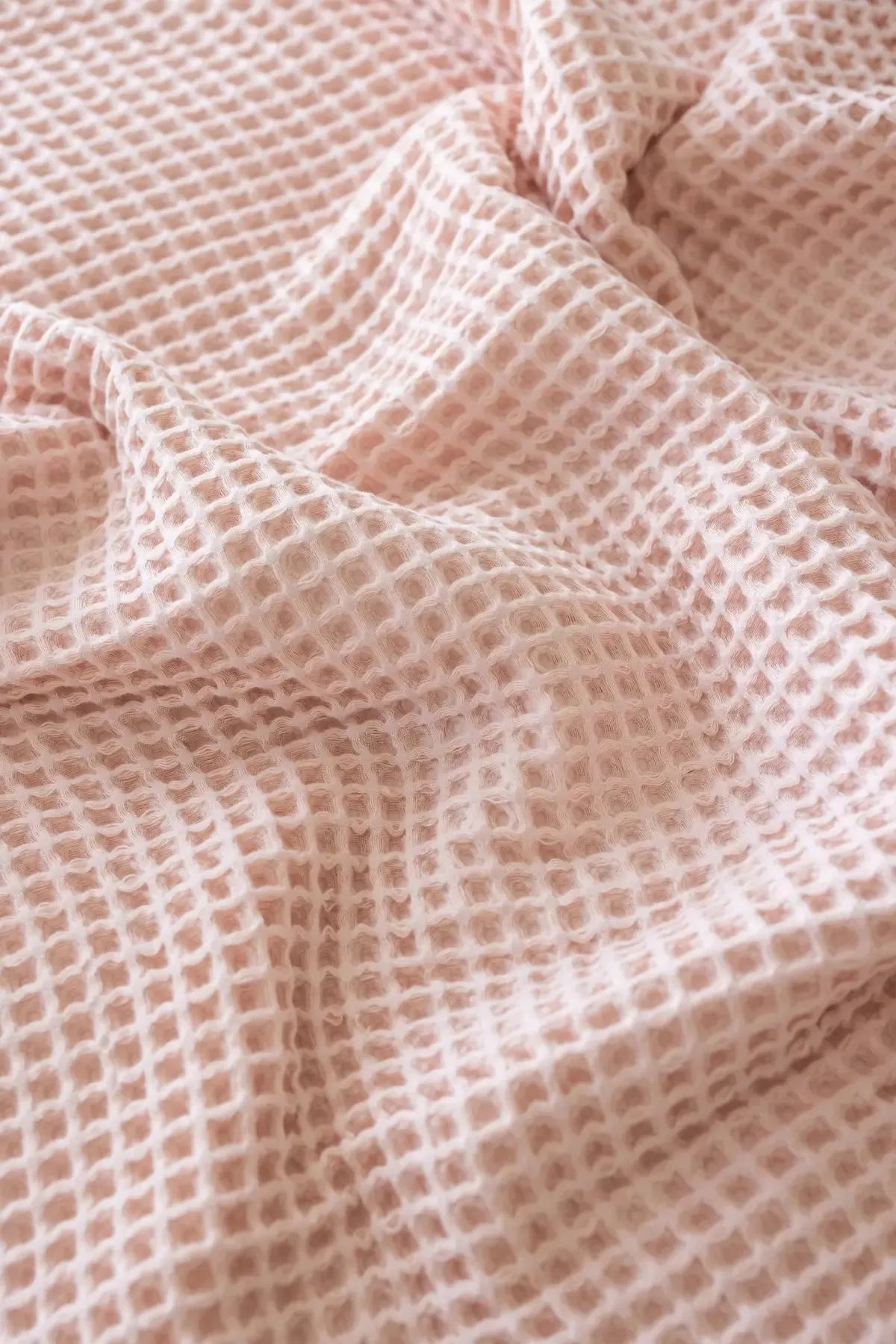 Pembe waffle pike yatak örtüsü, petek dokusu yakın çekim – %100 pamuk waffle dokuma, Denizli üretimi, VivaMaison