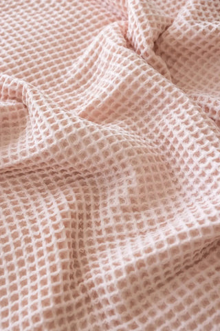Pembe waffle pike yatak örtüsü, petek dokusu yakın çekim – %100 pamuk waffle dokuma, Denizli üretimi, VivaMaison
