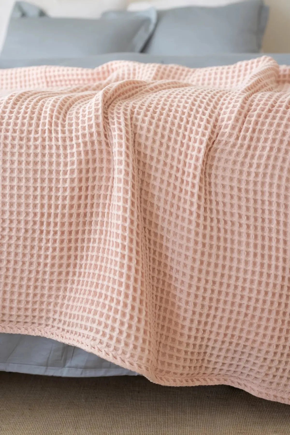 Pembe waffle pike yatak örtüsü, yatak üstünde serili yakın çekim – %100 pamuk petek dokuma pike, VivaMaison