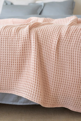 Pembe waffle pike yatak örtüsü, yatak üstünde serili yakın çekim – %100 pamuk petek dokuma pike, VivaMaison