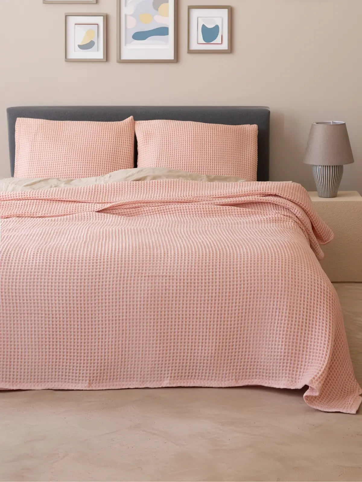 Pembe ağır gramajlı waffle pike yatak örtüsü çift kişilik yatak üstü görünüm