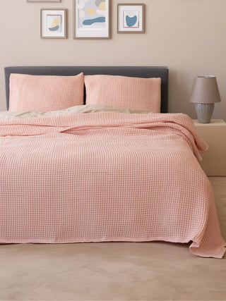 Pembe ağır gramajlı waffle pike yatak örtüsü çift kişilik yatak üstü görünüm