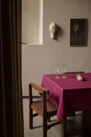 Bordo düz model yıkanmış keten pamuk masa örtüsü, kapı önünden görünen sofra – Denizli, VivaMaison